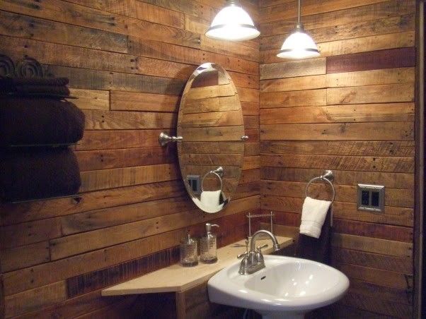 Pared del baño forrado con madera de palet reciclado - DUCHAMANIA