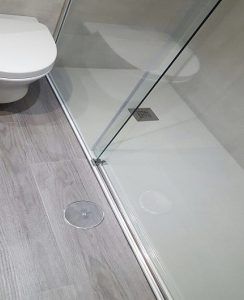 Instalación plato de ducha al ras del suelo en Madrid - DUCHAMANIA