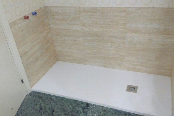 Absay Toro Inmuebles Terminando instalación plato de ducha en Asturias - DUCHAMANIA